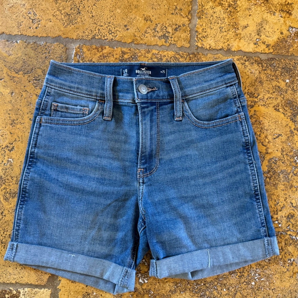 Mid-Rise Short 5” Light Wash Hollister Jean Shorts